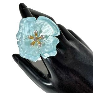 Stunning pearl lucite mint flower ring with golden and rhinestone accents 8.5